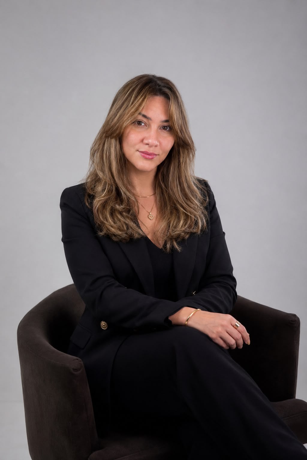 Lorranny Souza, advogada de Direito Digital, sentada em postura serena, com olhar tranquilo para a câmera
