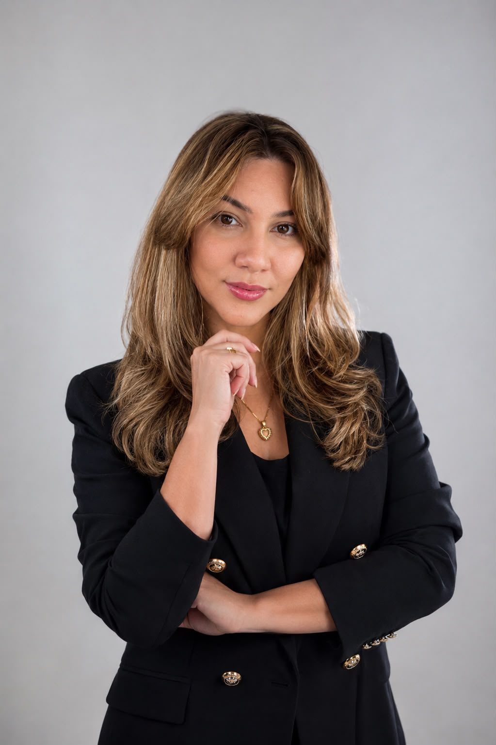 Lorranny Souza, advogada de Direito Digital, em pé, de blazer preto, com olhar firme direto para a câmera
